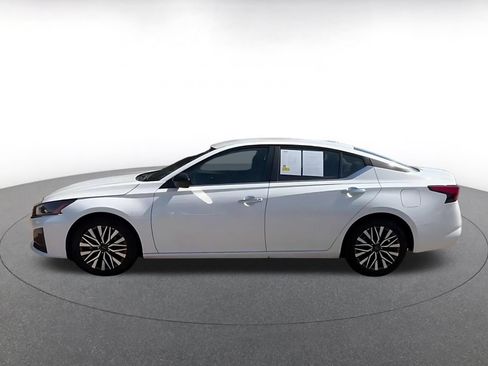 Used 2025 Nissan Altima 2.5 SV FWD image 8