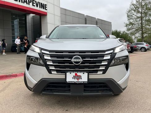 Used 2025 Nissan Rogue SV image 3