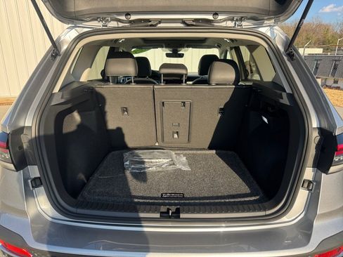 Used 2025 Volkswagen Taos SE w/ Panoramic Sunroof Package image 19