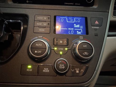 Used 2020 Toyota Sienna XLE 8 Passenger 4dr Mini Van image 30