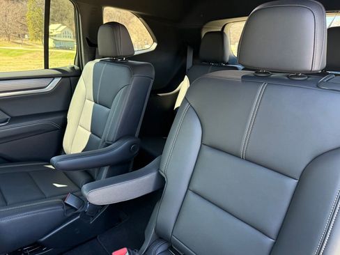 Used 2025 GMC Acadia Elevation w/ Elevation Premium Package image 35