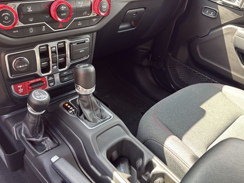 Used 2024 Jeep Wrangler Unlimited Rubicon AWD/4WD image 28