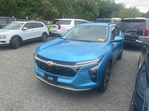 Used 2025 Chevrolet Trax LT w/ Driver Confidence Package FWD image 3