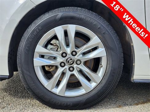 Used 2021 Toyota Sienna Limited image 10