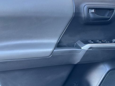 Used 2020 Toyota Tacoma SR5 RWD image 11