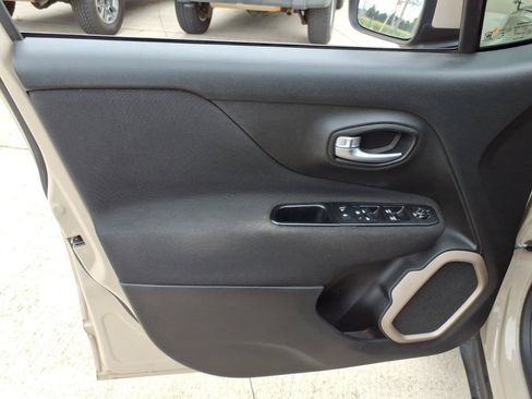 Used 2015 Jeep Renegade Latitude FWD image 18