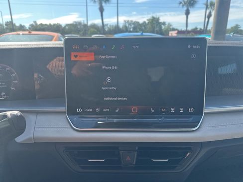 Used 2025 Volkswagen Tiguan SE FWD image 5