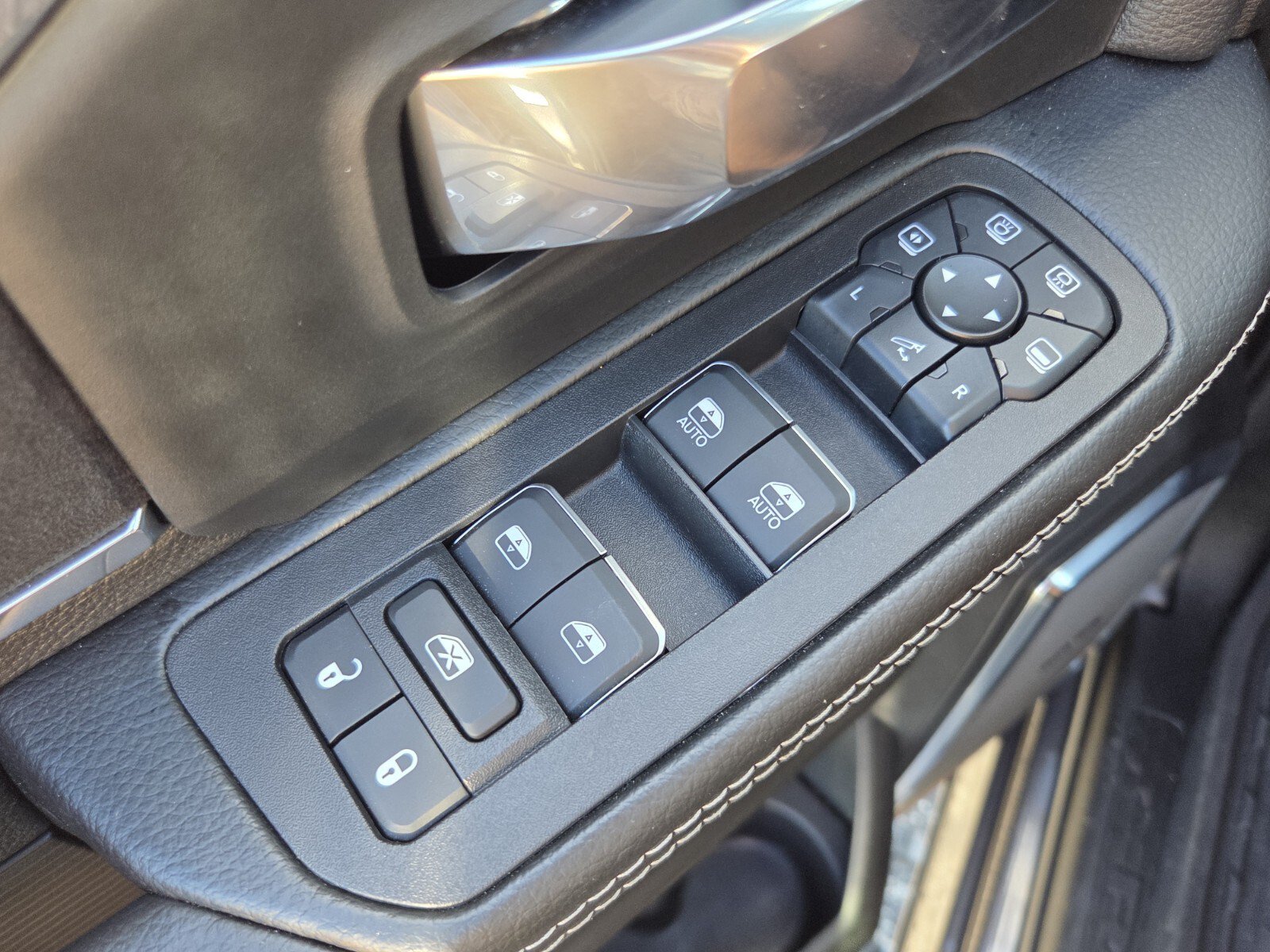 Used 2025 RAM 2500 Laramie AWD/4WD image 32
