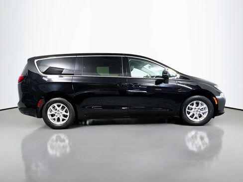 Used 2024 Chrysler Pacifica Touring-L image 3