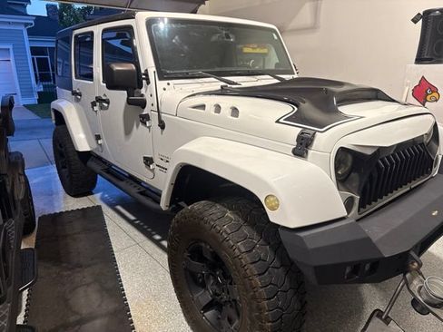 Used 2017 Jeep Wrangler Unlimited Sahara w/ Connectivity Group AWD/4WD image 4
