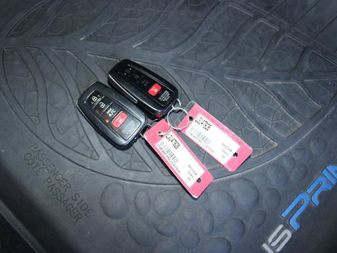 Used 2020 Toyota Prius Prime LE image 27