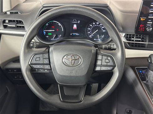 Used 2024 Toyota Sienna LE image 21