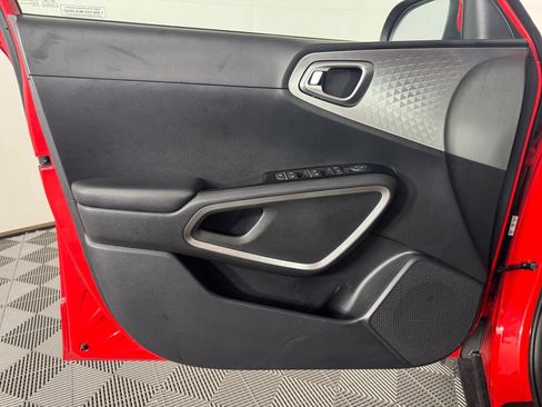 Used 2025 Kia Soul LX FWD image 9
