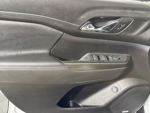 Used 2023 GMC Acadia SLT image 16