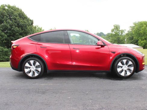 Used 2024 Tesla Model Y Long Range AWD/4WD image 3