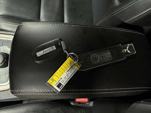 Used 2017 Jeep Grand Cherokee Limited image 35