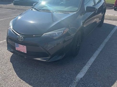 Used 2018 Toyota Corolla LE FWD image 2
