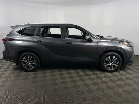 Used 2024 Toyota Highlander XLE FWD image 10