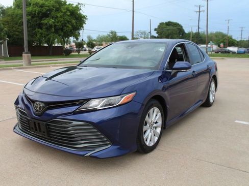 Used 2018 Toyota Camry LE FWD image 3