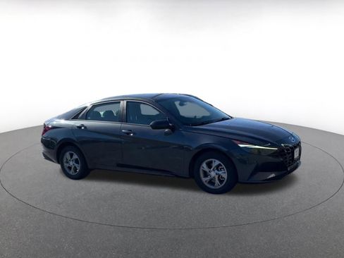 Used 2021 Hyundai Elantra SE image 2