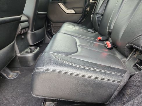 Used 2018 Jeep Wrangler Unlimited Rubicon w/ Connectivity Group AWD/4WD image 24