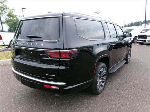 Certified 2024 Jeep Wagoneer L Series II w/ Flexible Seating Group AWD/4WD image 3