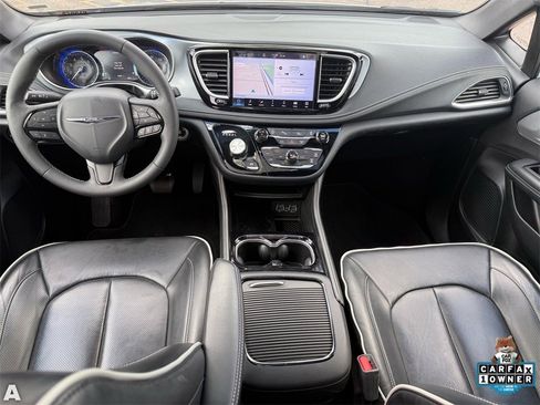 Certified 2025 Chrysler Pacifica Limited image 28