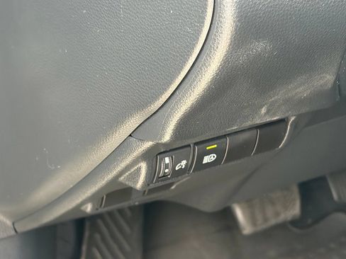 Used 2023 Toyota Corolla Cross XLE FWD image 6