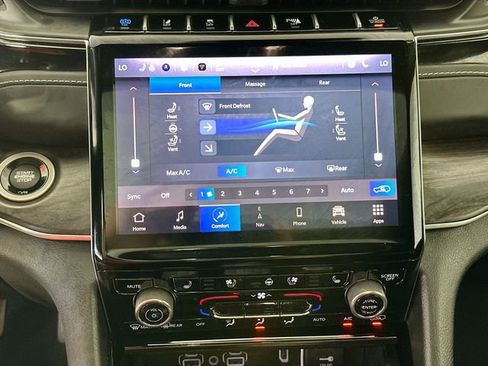 Used 2022 Jeep Grand Cherokee Overland w/ Luxury Tech Group IV AWD/4WD image 15