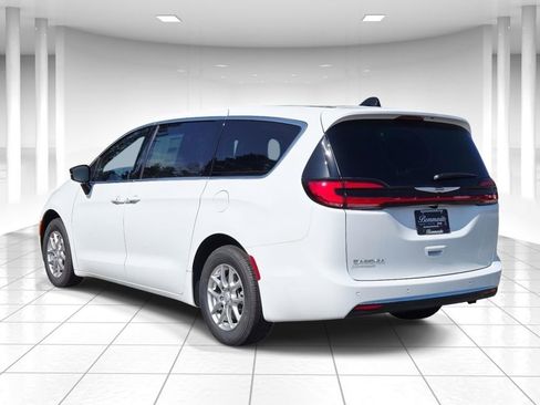 New 2026 Chrysler Pacifica Select FWD image 5