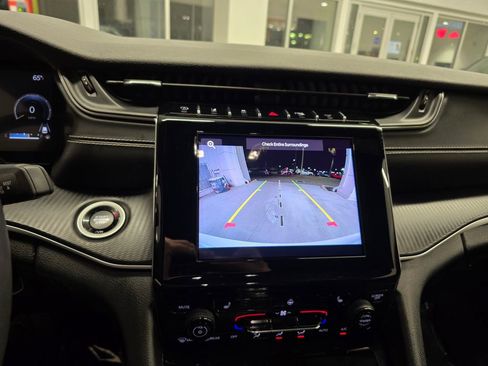 Used 2023 Jeep Grand Cherokee Altitude image 22