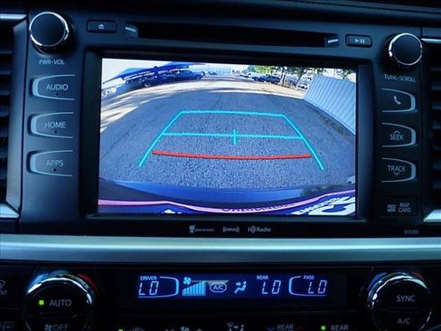 Used 2019 Toyota Highlander XLE AWD/4WD image 19