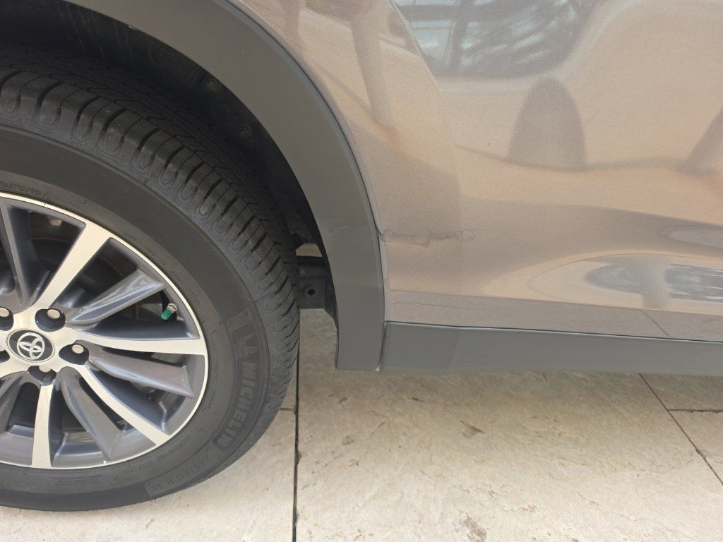 Used 2019 Toyota Highlander XLE FWD image 5
