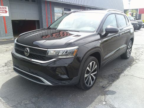 Used 2022 Volkswagen Taos SE w/ IQ.Drive SE Package AWD/4WD image 2