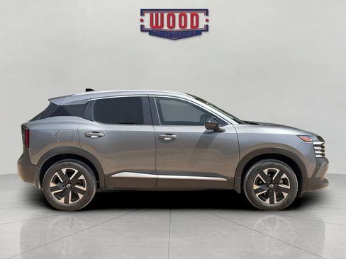 Used 2026 Nissan Kicks SR AWD/4WD image 2