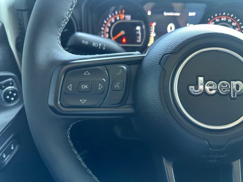 Used 2025 Jeep Gladiator Mojave w/ Convenience Group image 25