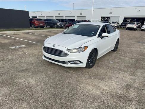 Used 2017 Ford Fusion SE image 2