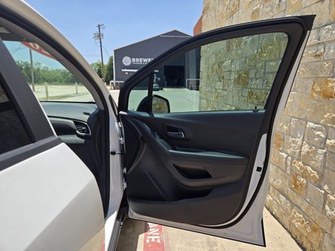 Used 2020 Chevrolet Trax LT w/ Redline Edition FWD image 8