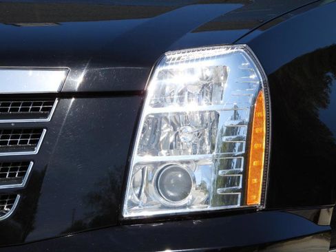 Used 2013 Cadillac Escalade Luxury RWD image 4
