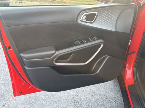 Used 2022 Kia Soul LX image 10