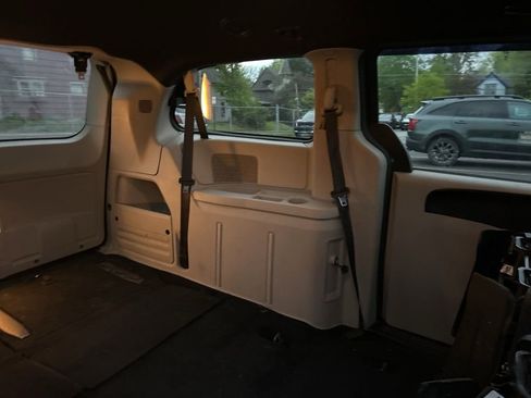 Used 2019 Dodge Grand Caravan SXT FWD image 12