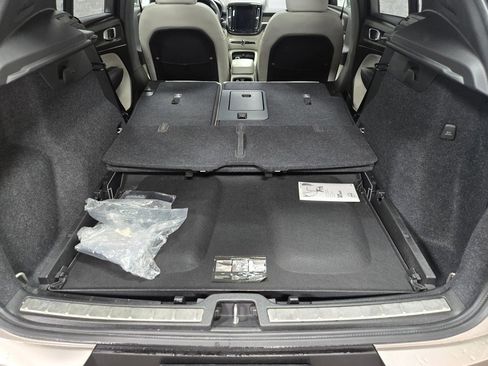 Used 2024 Volvo XC40 B5 Plus image 46