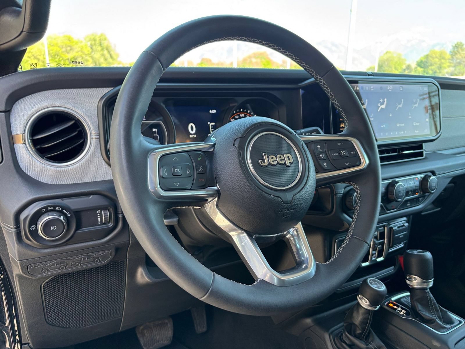 Used 2025 Jeep Wrangler Unlimited Sahara AWD/4WD image 33