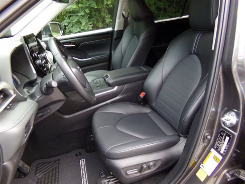 Used 2025 Toyota Highlander XLE AWD/4WD image 21