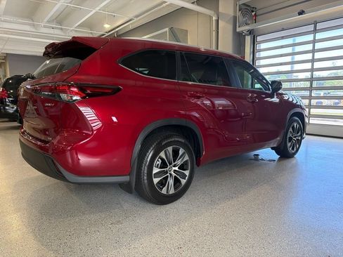 Used 2026 Toyota Highlander XLE AWD/4WD image 2