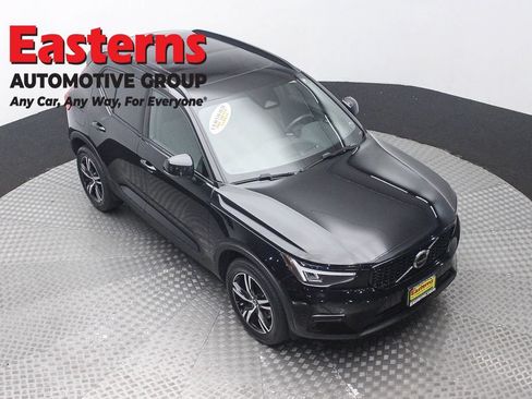 Used 2024 Volvo XC40 B5 Core AWD/4WD image 3