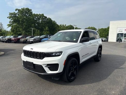Certified 2025 Jeep Grand Cherokee Altitude AWD/4WD image 11