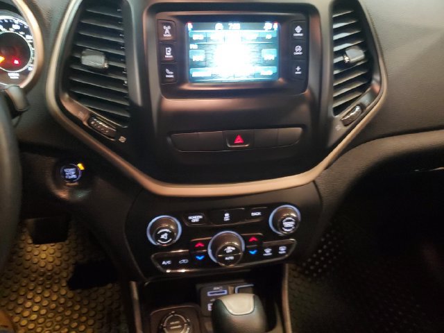 Used 2014 Jeep Cherokee Latitude w/ Comfort/Convenience Group AWD/4WD image 19