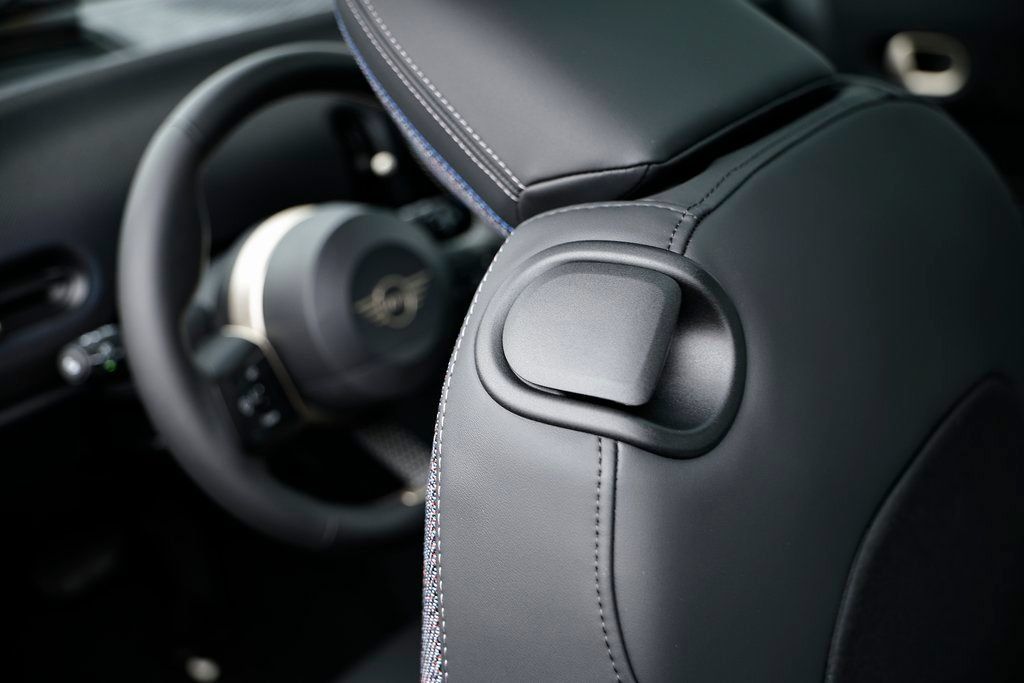 New 2026 MINI Cooper 2-Door Hardtop FWD image 23