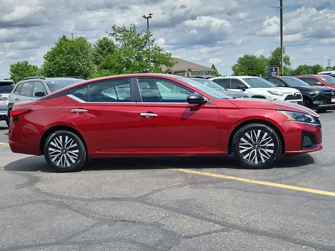 Used 2024 Nissan Altima 2.5 SV FWD image 3